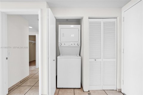 Condominio en alquiler en Miami, Florida, 1 dormitorio, 78.97 m2 № 2048110 - foto 21