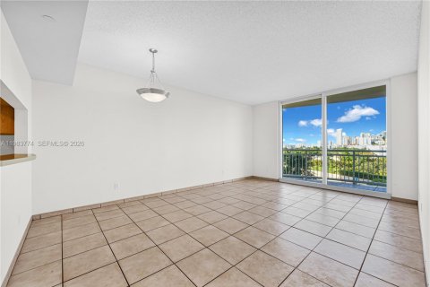 Condominio en alquiler en Miami, Florida, 1 dormitorio, 78.97 m2 № 2048110 - foto 4