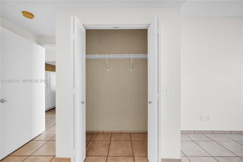 Condominio en alquiler en Miami, Florida, 1 dormitorio, 78.97 m2 № 2048110 - foto 17