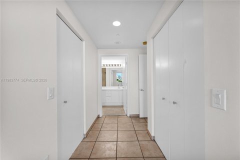 Condominio en alquiler en Miami, Florida, 1 dormitorio, 78.97 m2 № 2048110 - foto 15