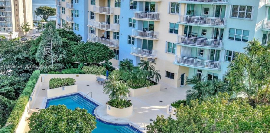 Condominio en Miami, Florida, 1 dormitorio  № 2048110