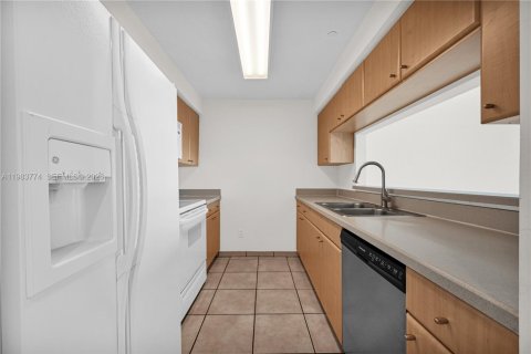 Condominio en alquiler en Miami, Florida, 1 dormitorio, 78.97 m2 № 2048110 - foto 13