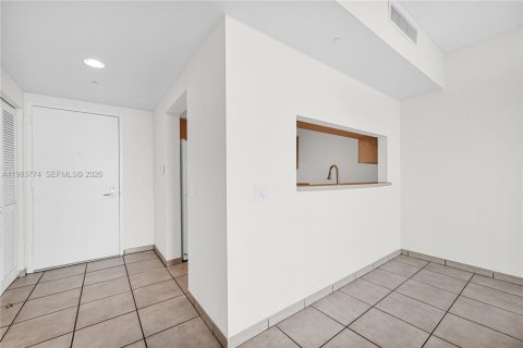 Condominio en alquiler en Miami, Florida, 1 dormitorio, 78.97 m2 № 2048110 - foto 11