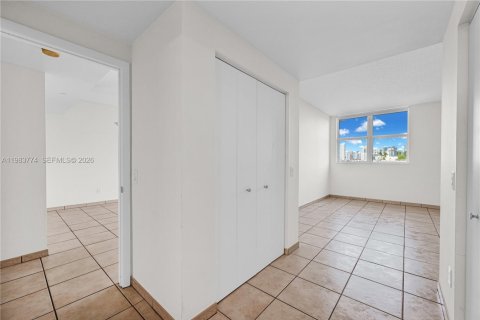 Condominio en alquiler en Miami, Florida, 1 dormitorio, 78.97 m2 № 2048110 - foto 7