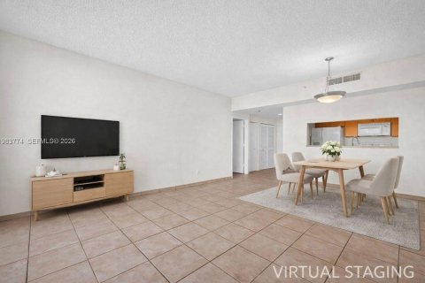 Condominio en alquiler en Miami, Florida, 1 dormitorio, 78.97 m2 № 2048110 - foto 6