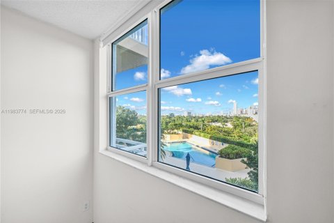 Condominio en alquiler en Miami, Florida, 1 dormitorio, 78.97 m2 № 2048110 - foto 10