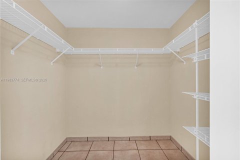 Condominio en alquiler en Miami, Florida, 1 dormitorio, 78.97 m2 № 2048110 - foto 18
