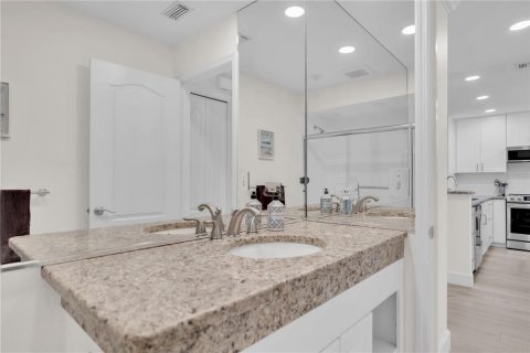 Copropriété à vendre à Sarasota, Floride: 3 chambres, 126.53 m2 № 2418360 - photo 14