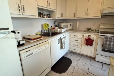 Condo in Lauderdale Lakes, Florida, 2 bedrooms  № 1991650 - photo 7