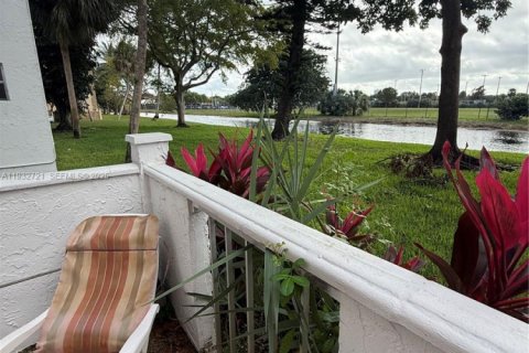 Condo in Lauderdale Lakes, Florida, 2 bedrooms  № 1991650 - photo 3