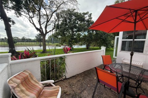 Condo in Lauderdale Lakes, Florida, 2 bedrooms  № 1991650 - photo 1