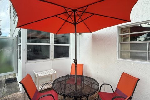 Condo in Lauderdale Lakes, Florida, 2 bedrooms  № 1991650 - photo 2