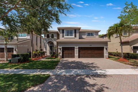 House in Weston, Florida 5 bedrooms, 292.08 sq.m. № 1712622 - photo 1