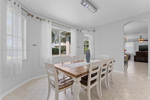 House in Weston, Florida 5 bedrooms, 292.08 sq.m. № 1712622 - photo 8