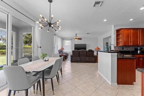 House in Weston, Florida 5 bedrooms, 292.08 sq.m. № 1712622 - photo 12