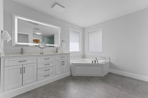 House in Weston, Florida 5 bedrooms, 292.08 sq.m. № 1712622 - photo 28