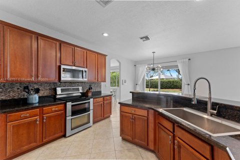 House in Weston, Florida 5 bedrooms, 292.08 sq.m. № 1712622 - photo 11