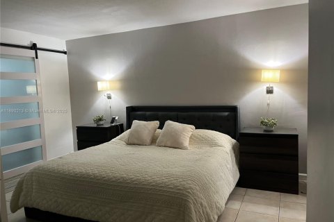 Condo in Miami, Florida, 1 bedroom  № 1944816 - photo 5