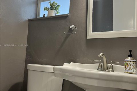 Condo in Miami, Florida, 1 bedroom  № 1944816 - photo 10