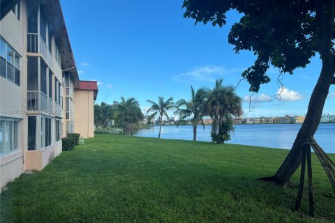 Condo in Miami, Florida, 1 bedroom  № 1944816 - photo 12