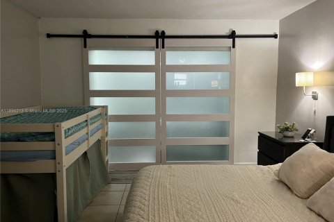 Condo in Miami, Florida, 1 bedroom  № 1944816 - photo 6