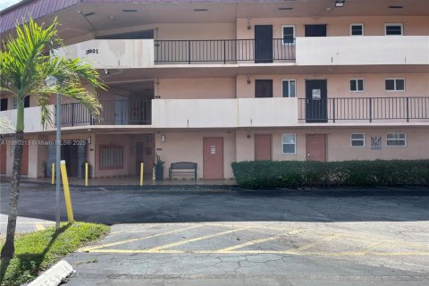 Condo in Miami, Florida, 1 bedroom  № 1944816 - photo 21