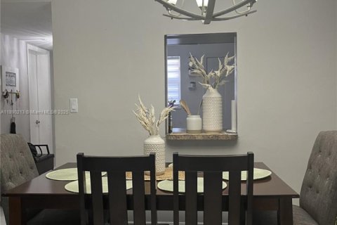 Condo in Miami, Florida, 1 bedroom  № 1944816 - photo 3