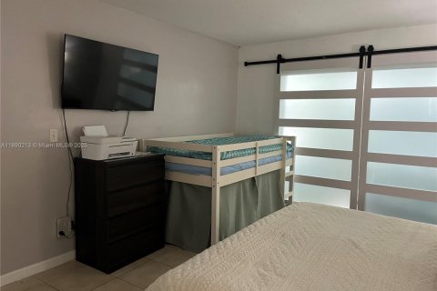 Condo in Miami, Florida, 1 bedroom  № 1944816 - photo 7