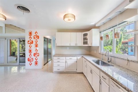 House in Saint Petersburg, Florida 3 bedrooms, 133.13 sq.m. № 1884098 - photo 12