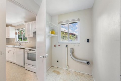 House in Saint Petersburg, Florida 3 bedrooms, 133.13 sq.m. № 1884098 - photo 14
