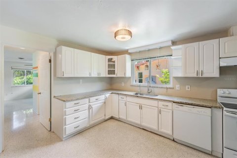 House in Saint Petersburg, Florida 3 bedrooms, 133.13 sq.m. № 1884098 - photo 10