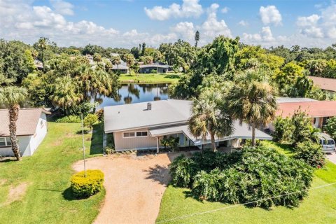 House in Saint Petersburg, Florida 3 bedrooms, 133.13 sq.m. № 1884098 - photo 1