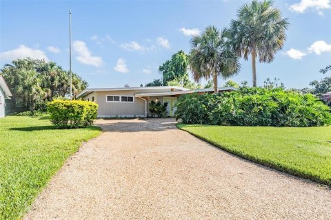House in Saint Petersburg, Florida 3 bedrooms, 133.13 sq.m. № 1884098 - photo 2