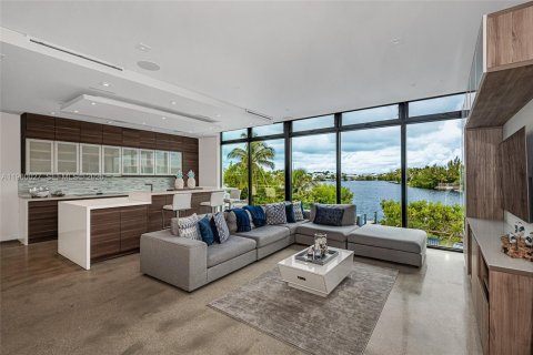 House in Key Largo, Florida 5 bedrooms, 308.16 sq.m. № 2019835 - photo 15