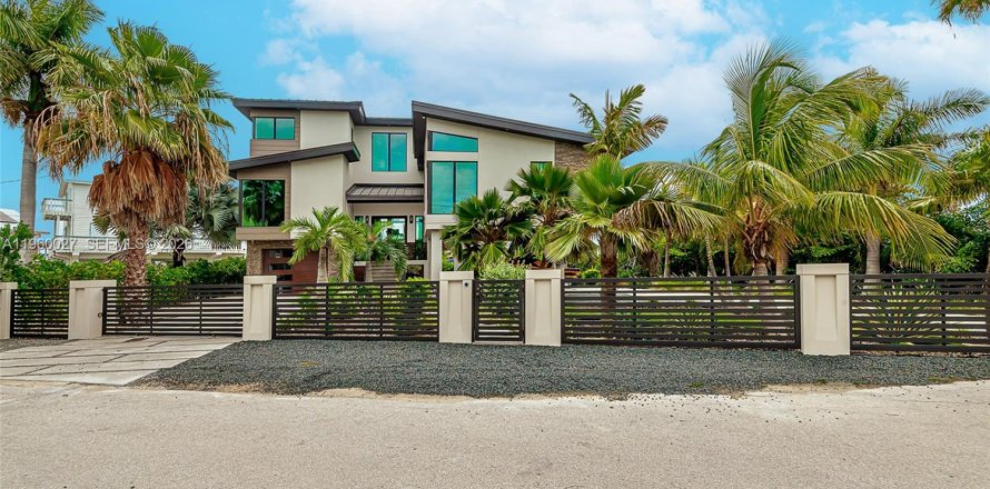 House in Key Largo, Florida 5 bedrooms, 308.16 sq.m. № 2019835