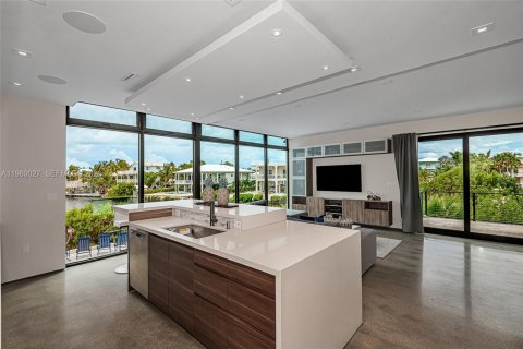 House in Key Largo, Florida 5 bedrooms, 308.16 sq.m. № 2019835 - photo 17