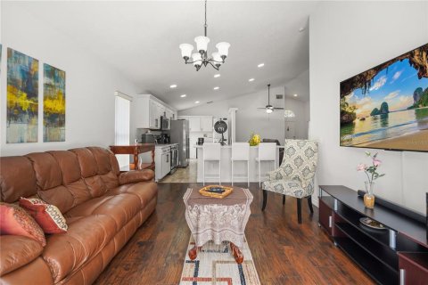 House in Davenport, Florida 4 bedrooms, 154.31 sq.m. № 2217082 - photo 7