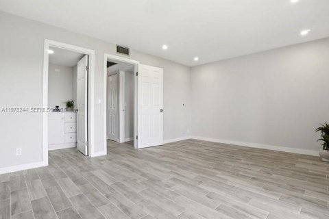 Condo in Pembroke Pines, Florida, 1 bedroom  № 2043280 - photo 20