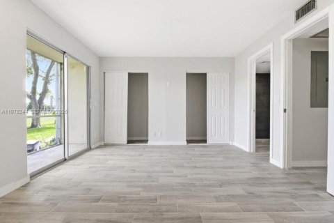 Condo in Pembroke Pines, Florida, 1 bedroom  № 2043280 - photo 17