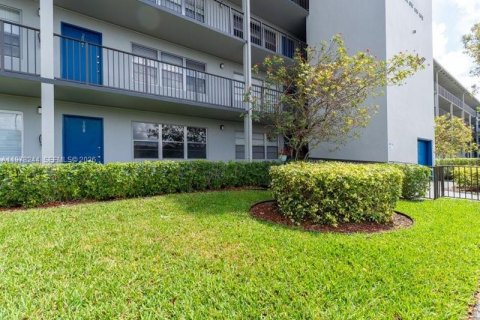 Condo in Pembroke Pines, Florida, 1 bedroom  № 2043280 - photo 2