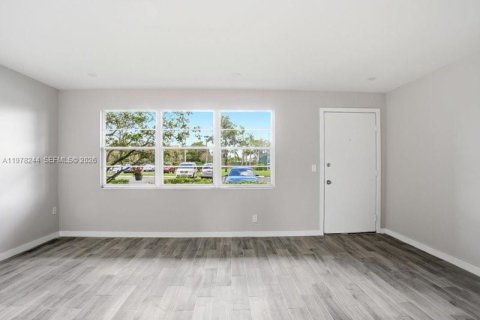 Condo in Pembroke Pines, Florida, 1 bedroom  № 2043280 - photo 4