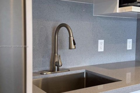 Condo in Pembroke Pines, Florida, 1 bedroom  № 2043280 - photo 10