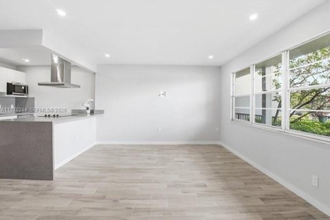 Condo in Pembroke Pines, Florida, 1 bedroom  № 2043280 - photo 8