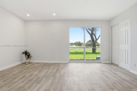 Condo in Pembroke Pines, Florida, 1 bedroom  № 2043280 - photo 22