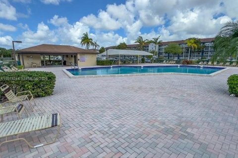 Condo in Pembroke Pines, Florida, 1 bedroom  № 2043280 - photo 27