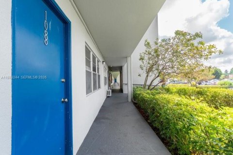 Condo in Pembroke Pines, Florida, 1 bedroom  № 2043280 - photo 3