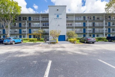 Condo in Pembroke Pines, Florida, 1 bedroom  № 2043280