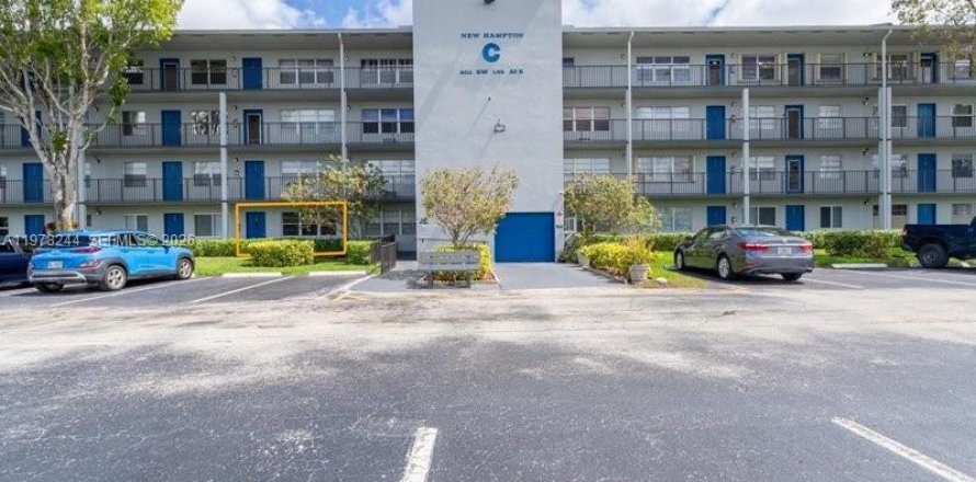 Condo in Pembroke Pines, Florida, 1 bedroom  № 2043280