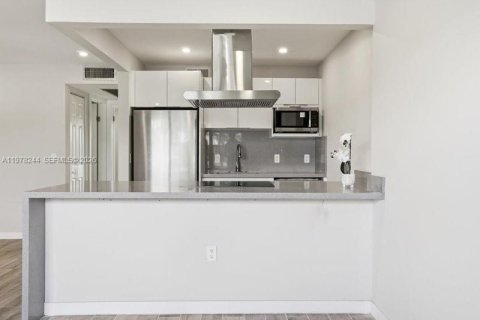 Condo in Pembroke Pines, Florida, 1 bedroom  № 2043280 - photo 6
