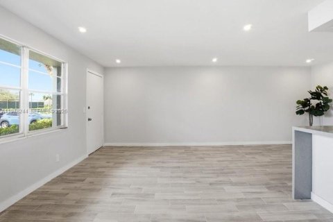 Condo in Pembroke Pines, Florida, 1 bedroom  № 2043280 - photo 5